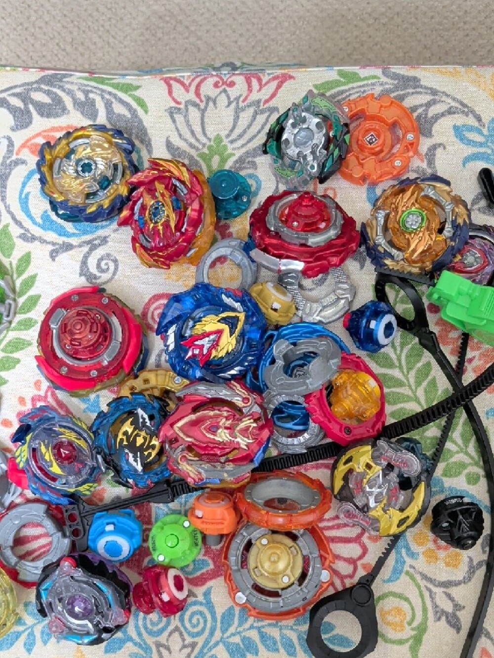 Assorted Lot Of Beyblade - Picture 4 of 5